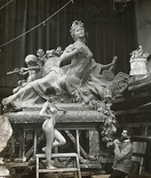 Corneille Theunissen et le modèle de l’Oise devant la maquette pour le pont de l’Isle à Saint- Quentin en 1905, Atelier Corneille Theunissen, coll. privée