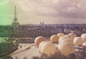 Grand Prix de l’Aéro-Club à l’Esplanade des Invalides [Paris],Léon GIMPEL,26 septembre 1909.- 1 photographie positive : verre autochrome, couleur ;9x12cm