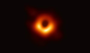 EHT Collaboration, eso1907a [Première image d'un trou noir - en ligne], 2019. Disponible sur : https://www.eso.org/public/france/images/eso1907a/ (consulté le 14 février 2021).