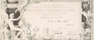 Ce dessin en noir sur papier beige représente une inscription encadrée d’une imitation de cadre moulurée. On y lit « exposition universelle de 1889 le jury international des récompenses décerne un diplôme de médaille d’or à monsieur Alphonse Gobet ». Autour du cadre, des figures allégoriques forment un défilé à l’antique.